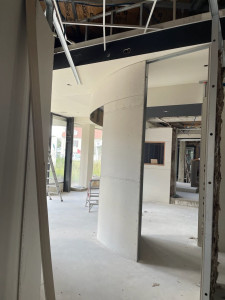 Photo de galerie - Pose d une cloison arrondi double BA13 .