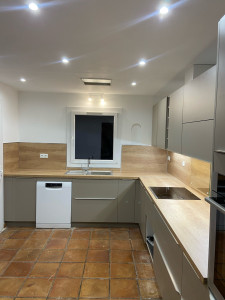 Photo de galerie - Cuisine rénovée complète murs et cuisine ( après ) 