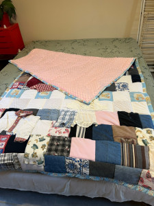 Photo de galerie - Couverture patchwork avec vêtement bébé 