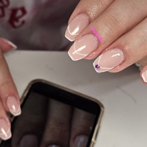 Photo de galerie - Extension en gel et nail art french 