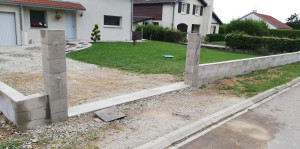 Photo de galerie - Seuil de portail poteau et muret