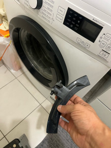 Photo de galerie - Changement poignée de hublot Machine à laver