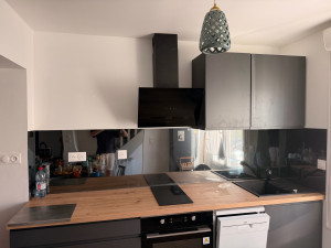 Photo de galerie - Rénovation complète d’une cuisine : préparation des supports, création des plafonds et doublages, peinture, installation de la cuisine équipée et finitions.
