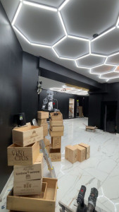 Photo de galerie - Pose des Led ruches d'abeille dans un tout nouveau commerce