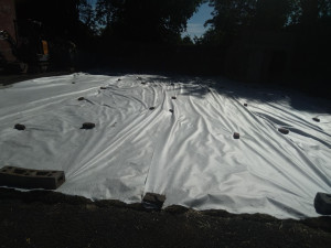 Photo de galerie - Pose de géotextile avant couche de finition en cailloux 