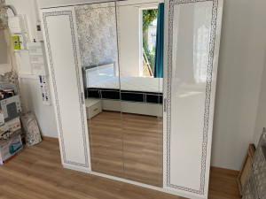 Photo de galerie - Montage d’armoire avec portes vitrées.