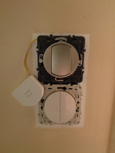 Photo de galerie - Installation et paramétrage de micros émetteurs Philips Hue pour pilotage d'ampoule connectée Philips Hue - Celui-ci a ensuite été intégré dans un boîtier à poche.