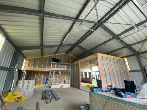 Photo de galerie - Réalisation des bureau dans un hangar