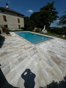 Photo de galerie - Réalisation d’une pose de carrelage en travertin