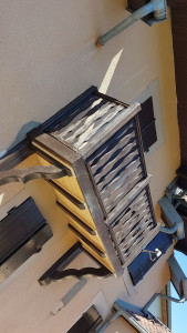 Photo de galerie - Repose de frisettes sous balcon suite à un dégât des pompiers suite à une destruction de nid de guêpe 