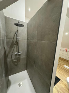 Photo de galerie - Réalisation d’une douche complète carrelage + tuyaux et accessoires 
