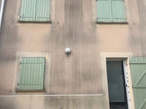 Photo de galerie - Avant nettoyage et hydrofuge façade 