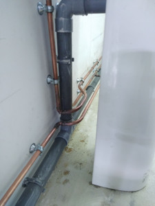 Photo de galerie - Petite création alimentation cuivre évacuation évier.