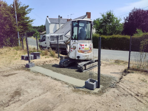 Photo de galerie - Terrassement pour pose d'un seuil de portail et pilier 30x30, ferraillage bétonnage 350kg/m3. 