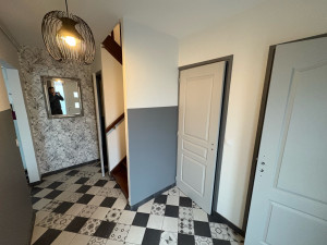 Photo de galerie - Couloir après, pose de porte, reprise d’enduit,  peinture 