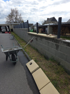 Photo de galerie - Pose de couvre-mur sur murette en parpaings. 