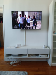 Photo de galerie - Fixation murale d'une TV et d'un meuble 
