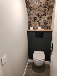 Photo de galerie - Pose de papier peint au plafond le soubassement en noir et les murs en blanc Aspen 
