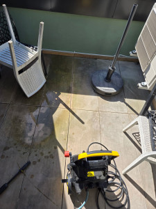 Photo de galerie - AVANT-Nettoyage d'une terrasse et des accessoires