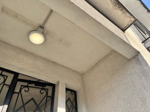 Photo de galerie - Dépoussiérage plafond et mur entrée extérieur 