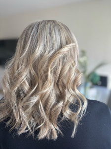 Photo de galerie - Mèches / patine / coupe brushing 