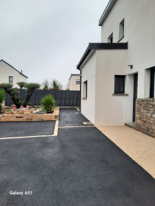 Photo de galerie - Aménagement extérieur jardin sec , enrobé , pavage et pose de cloture ( chantier visible Lenn sech Caudan )