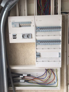 Photo de galerie - Nouveau tableau électrique associé à un coffret courant faible pour liaison RJ45