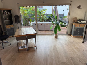 Photo de galerie - Réalisation avec une pose de parquet soignée et des découpe précises ( angle , contours de portes, passage de tuyaux ) 