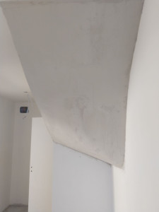 Photo de galerie - Plâtre sous escalier arrondi
