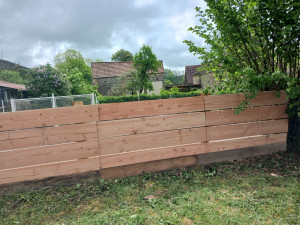 Photo de galerie - Pose d'une clôture en bois traité avec piquets en acacia sur 12 m