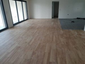 Photo de galerie - Pose de carrelage imitation parquet 