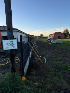 Photo de galerie - Pose clôture rigide avec sbs béton 