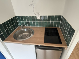 Photo de galerie - Pose d’un cuisine , découpe plan de travail. raccord électrique et plomberie avec faïence et peinture 