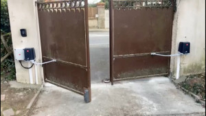 Photo de galerie - Dépannage automatisme portail moteur enterrés par remplacement automatisme moteur à Bras BFT avec adaptation des équipements SOMFY IO déjà installés