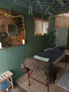 Photo de galerie - Décoration d'un petit salon de massage sur un thème tropical chic