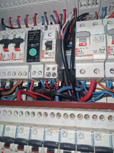 Photo de galerie - Installation de pince ampèremetriques pour suivi de consommation. 