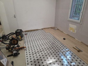 Photo de galerie - Rénovation de sol 
1 ère etape reagreage de sol
2 ème etape pose de de la sous couche isolant
3 ème étape pose du parquet 
4 etape pose des plinte 