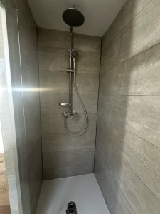 Photo de galerie - Pose de Receveur 90/140, placo et faïence imitation marbre + robinetterie et porte de douche 