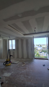 Photo de galerie - Renovation appartement. travaux d'isolation, placo, bandes. création dun plafond décoratif. bando led.