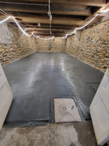 Photo de galerie - Peinture sur sol dans une cave fraichement piqueter 