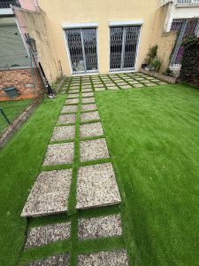 Photo de galerie - SPEED Bintou Diaby  Pose & décoration en gazon synthétique Avant / Après : transformation complète du jardin avec décoration personnalisée en gazon synthétique entre les pavés.