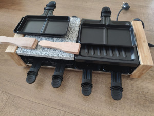 Photo de galerie - Bonjour,
Voici l'appareil à raclette que je loue. Il convient pour une table de 8 personnes. Il y a 8 caquelons simples et 4 caquelons double ainsi que 8 spatules en bois. il est en excellent état. 