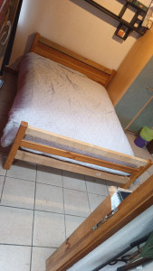 Photo de galerie - C'était un lit une place que j'ai dû modifier pour en faire un lit deux places le bois brut est un choix.