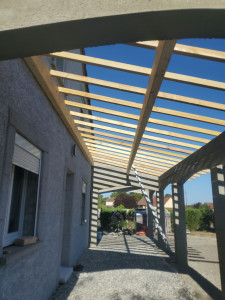 Photo de galerie - Montage de la charpente ainsi la mise des tuiles.