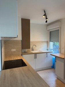 Photo de galerie - Pose de cuisine en kit, création d’une niche sur mesure, et pose de parquet 
