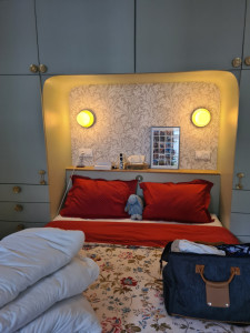 Photo de galerie - Chambre parent fini avec l'installation du lit la pose du lumière et le papier peint