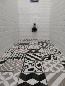 Photo de galerie - Pose de carrelage imitation carreaux de ciment et faïence en métro. WC suspendu 