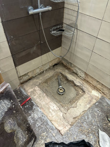 Photo de galerie - Recherche de fuite en dessous du bac à douche la fuite provenait de la bonde de douche plus étanche 