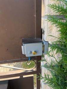 Photo de galerie - Installation d’une serrure électrique.