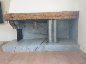 Photo de galerie - Un avant après d'une rénovation avec carrelage sur cheminée